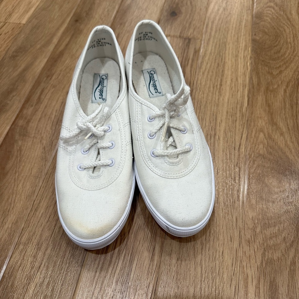 Woman’s-Grasshoppers White Canvas Sneakers